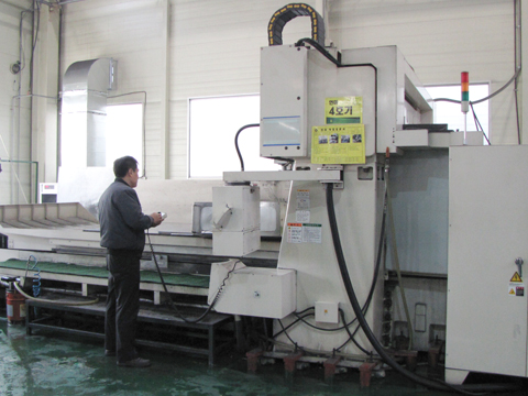 LARGE GRINDING MACHINE